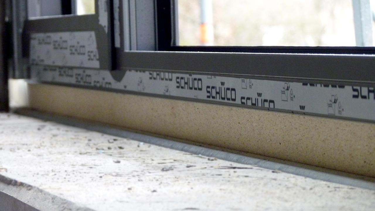 Чому біля панорамних вікон і дверей може бути холодна підлога — і як це вирішується